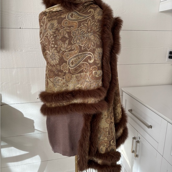 Adrienne Landau Brown Paisley Wrap with Fur Trim - Picture 6 of 6